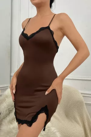 Kadın Kahverengi Göğsü ve Bacakları Dantelli Yırtmaçlı Şık Gecelik