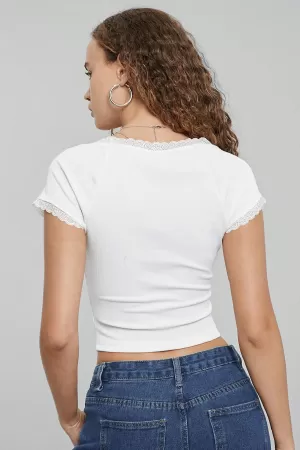 Kadın Beyaz Göğsü ve Kolları Dantelli Fiyonklu Kısa Kol Crop Top Bluz