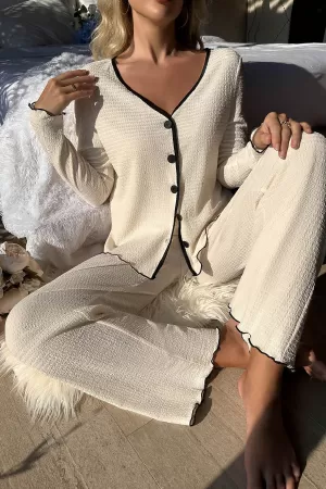 Kadın Beyaz Örme Kumaş V Yaka Düğmeli Rahat Şık Pijama Takımı