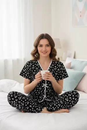 Kadın Siyah Kalp Desenli Fiyonklu Kısa Kollu Uzun Pijama Takımı