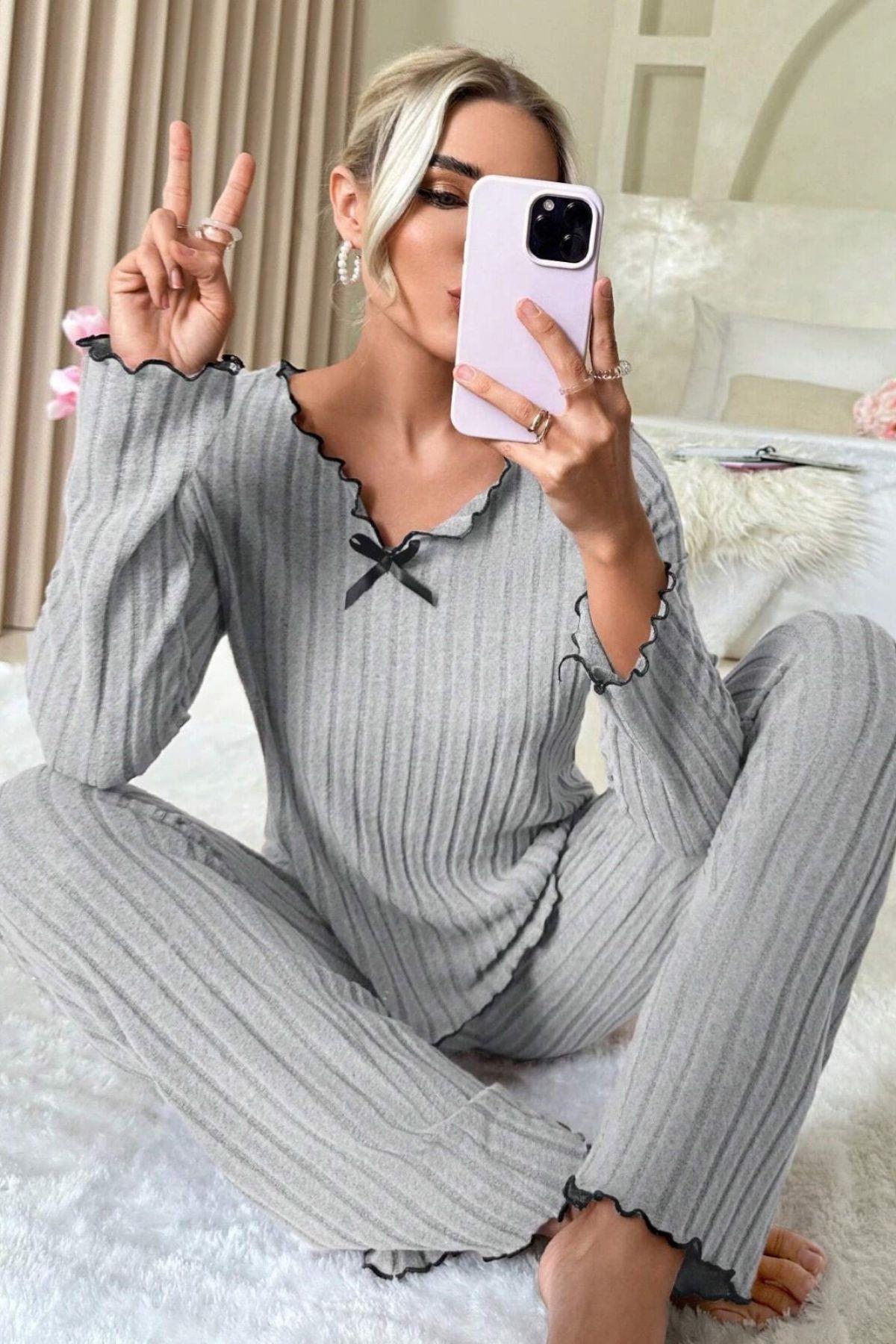 Kadın Gri Çizgili Uzun Kollu Fiyonk Detaylı Pijama Takımı Rahat Mevsimlik Kadın Gri Çizgili Uzun Kollu Fiyonk Detaylı Pijama Takımı Rahat Mevsimlik