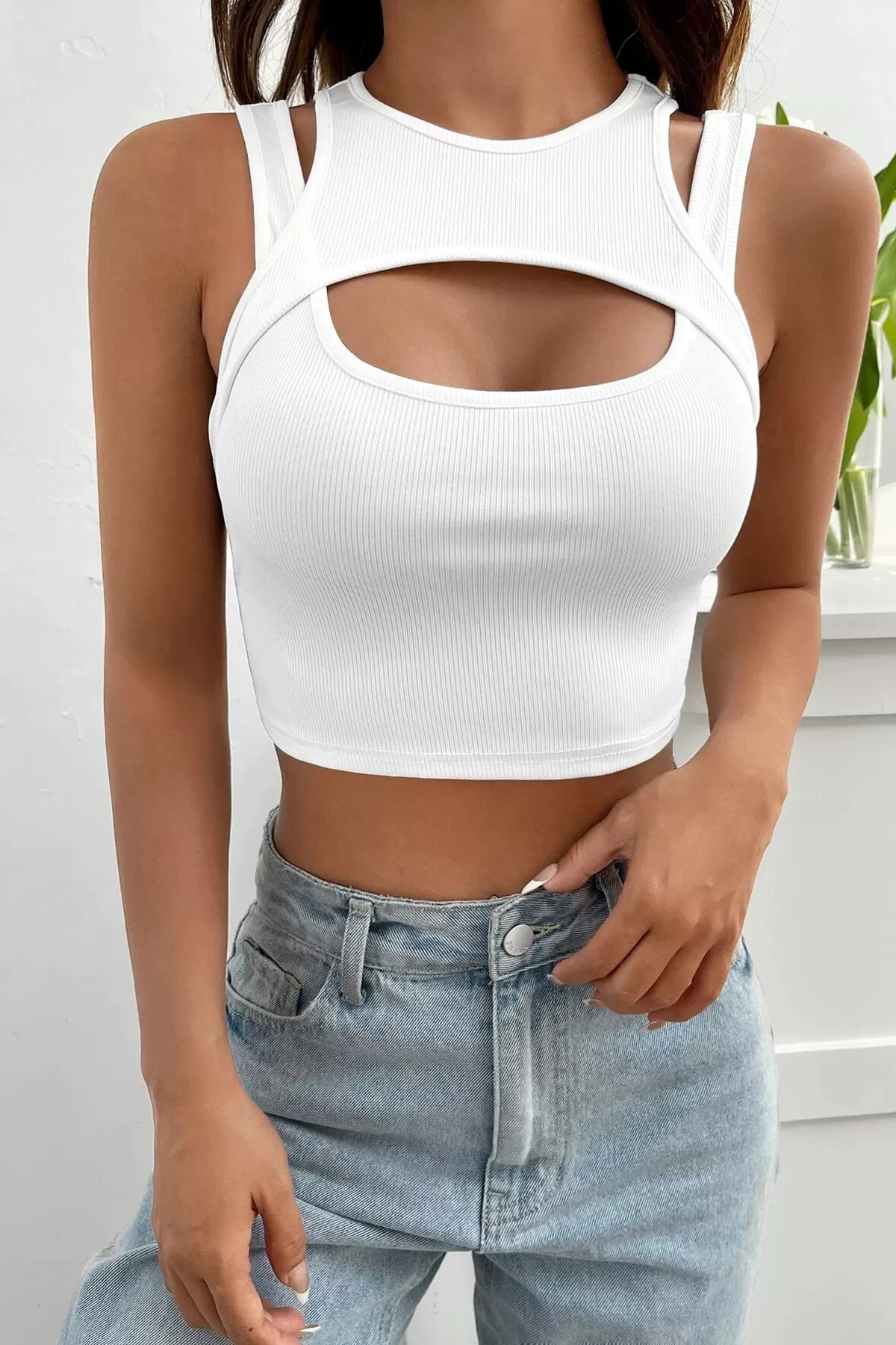 Kadın Beyaz Kalın Askılı Cut Out Dekolteli Crop Top Bluz