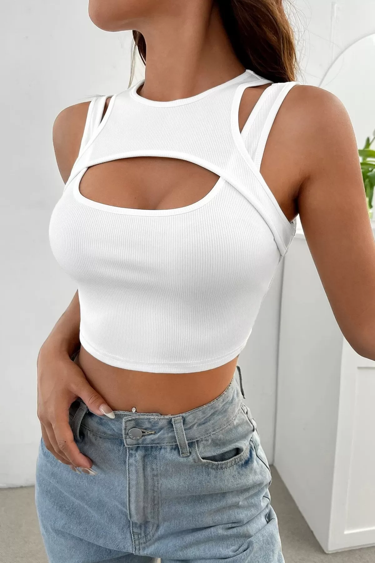 Kadın Beyaz Kalın Askılı Cut Out Dekolteli Crop Top Bluz