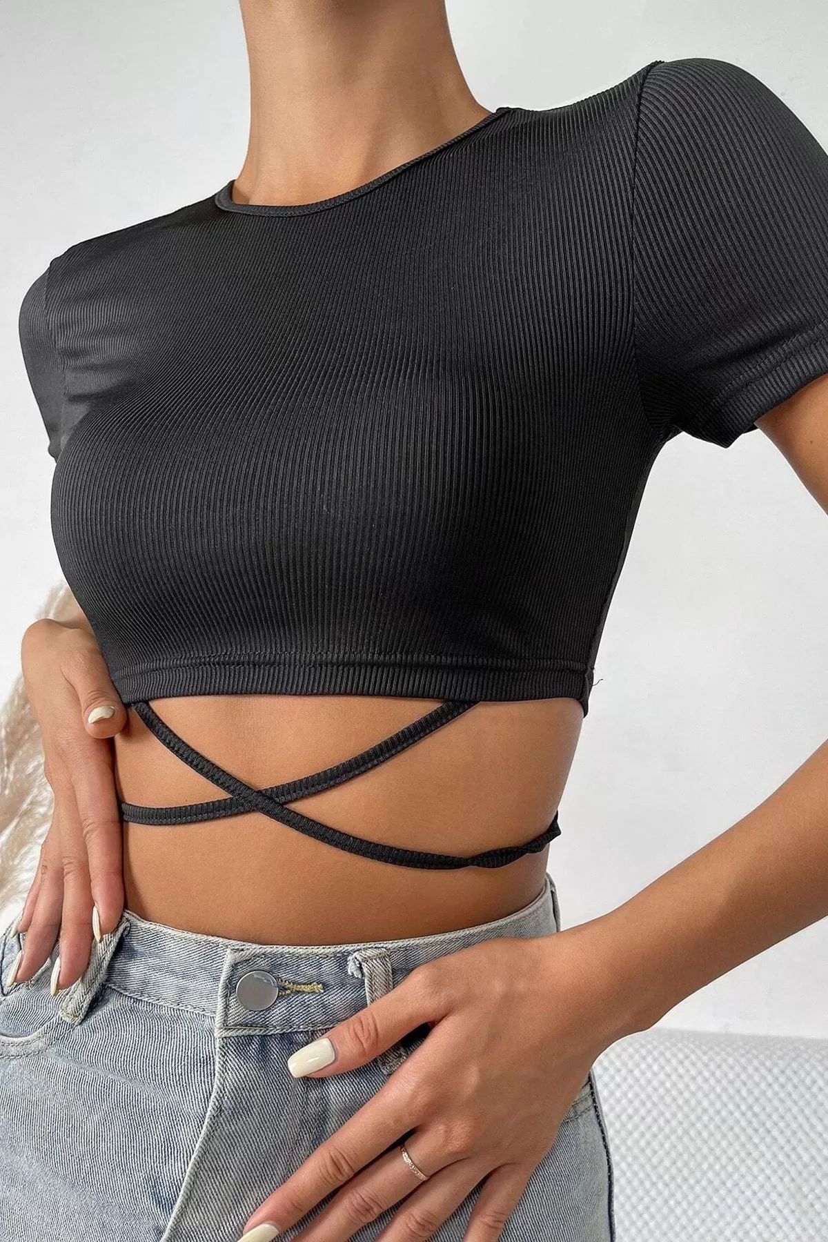 Kadın Siyah Yarım Kol Çapraz Bağlamalı Crop Top Bluz