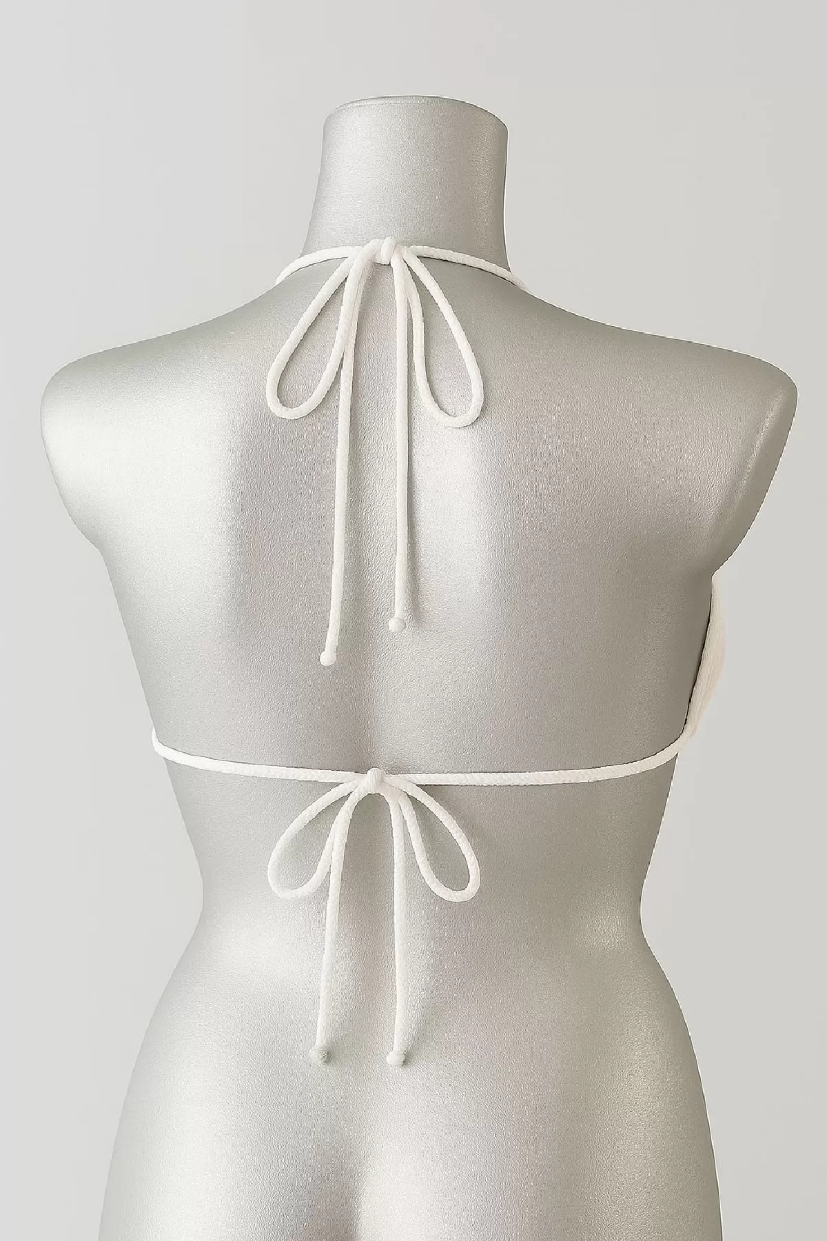 Kadın Beyaz Pedli Üçgen Bikini Üstü Halter Bağlamalı Aksesuarlı