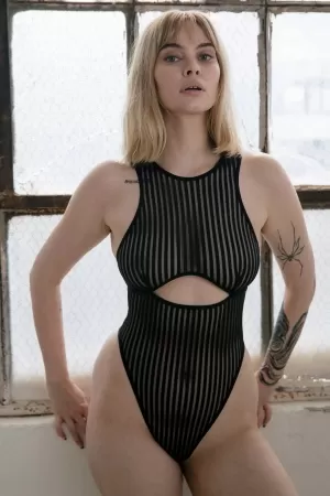 Kadın Siyah Cut-Out Detaylı Transparan Çizgili Gecelik