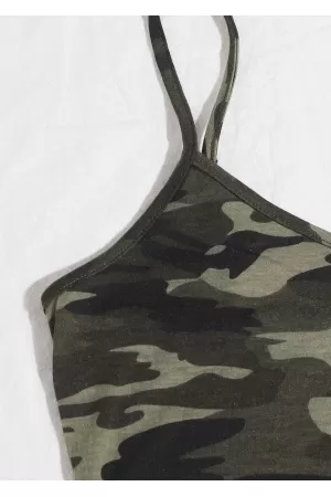 Kadın Kamuflaj Desenli Askılı Crop Top ve Şortlu Gecelik Takım