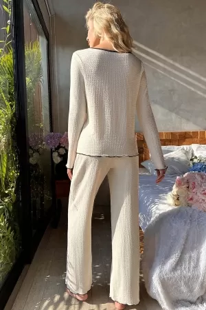 Kadın Beyaz Örme Kumaş V Yaka Düğmeli Rahat Şık Pijama Takımı