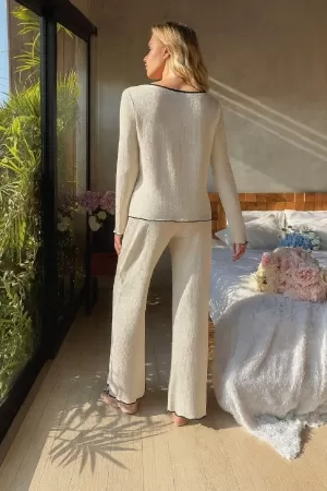 Kadın Beyaz Fiyonklu İç Çamaşırı ve Uzun Kollu V Yaka Pijama Takımı 4'lü Set