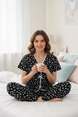 Kadın Siyah Kalp Desenli Fiyonklu Kısa Kollu Uzun Pijama Takımı