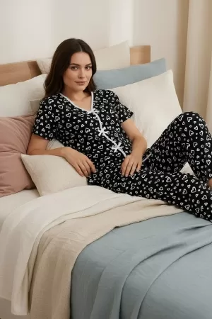 Kadın Siyah Kalp Desenli Fiyonklu Kısa Kollu Uzun Pijama Takımı