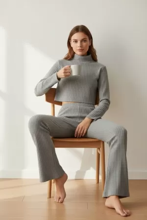 Kadın Fitilli Eşofman Takımı – Gri Boğazlı Crop Üst & İspanyol Paça Pantolon, Esnek Rahat Kalıp